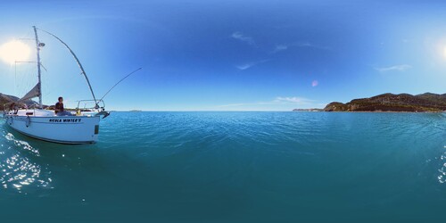 Nicola Winter's выходит из марины (сбоку)